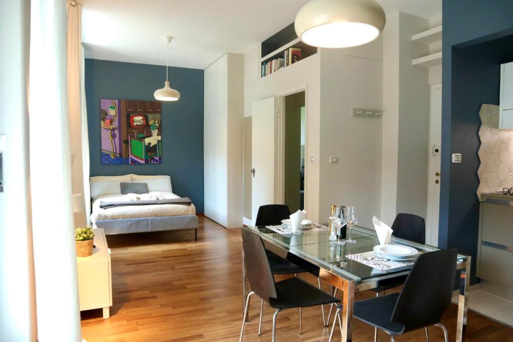 jadalnia ze stołem i krzesłami oraz sypialnia w obiekcie A due passi dal Centro & Parcheggio Gratuito w Turynie