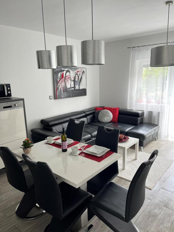Kuchyňa alebo kuchynka v ubytovaní Szőlőskert Apartman 8 fős