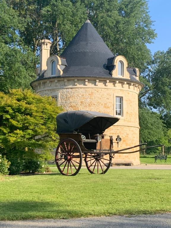 een paardenkoets voor een kasteel bij Chambres Vaugoubert in Saint-Germain-de-Varreville