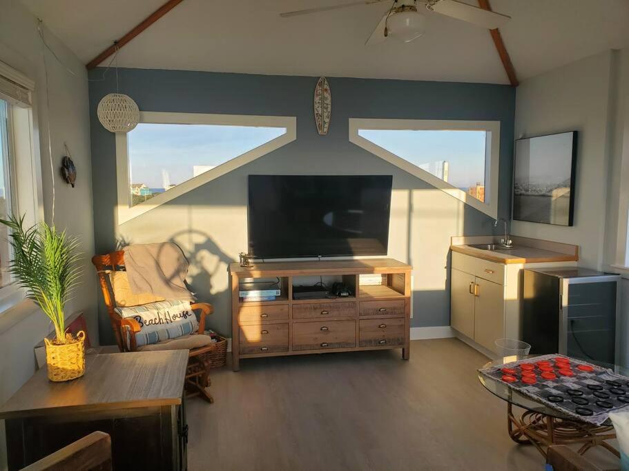 TV a/nebo společenská místnost v ubytování The Lost Loggerhead- OBX Ocean view Beach House