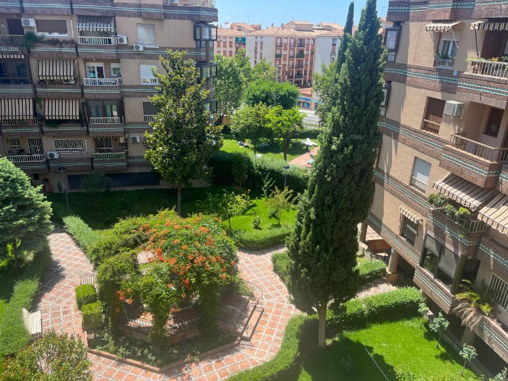 Zahrada ubytování PISO JUNTO PALACIO CONGRESOS Y METRO, CENTRICO CON PISCINA