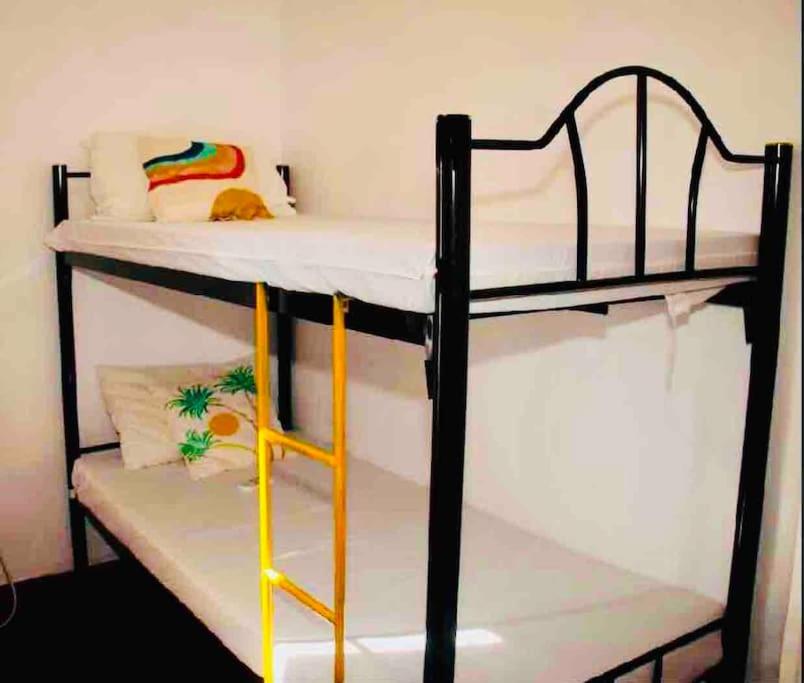 ein paar Etagenbetten in einem Zimmer in der Unterkunft Fabulous Lakeshore House Fully Airconditioned Hi-speed WiFi 300 Mbps in Mexico