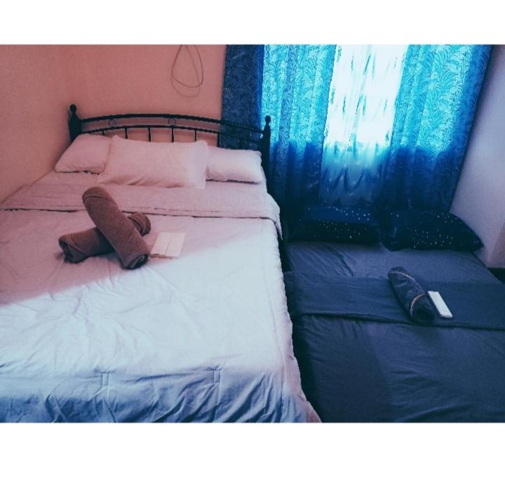 sypialnia z łóżkiem z książką w obiekcie 1bedroom Condo For rent with WiFi pool and gym w Cebu