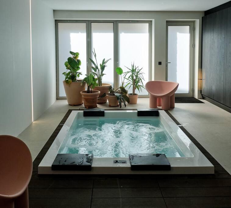 - un bain à remous au milieu d'une pièce ornée de plantes dans l'établissement Nonpareil SeaSide, à Paimpol