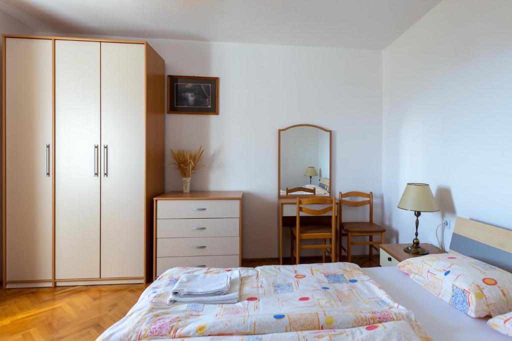 Postel nebo postele na pokoji v ubytování Apartments and Rooms Ješelnik