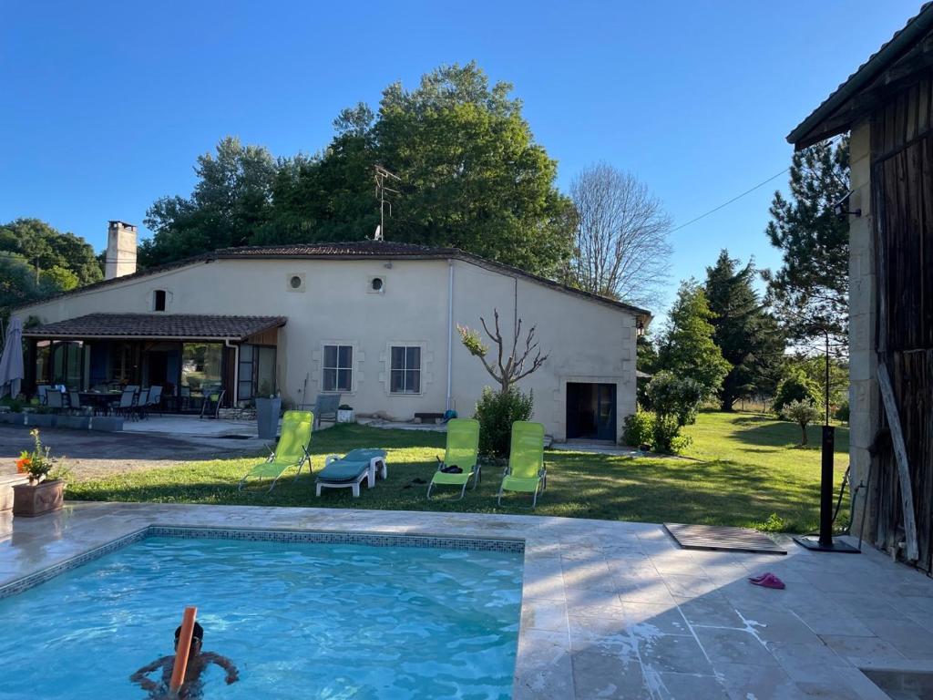 una casa con piscina en el patio en La Tour du Sorbey - Gîte Nature Familial - Piscine - 3 à 6 Pax, en Monségur