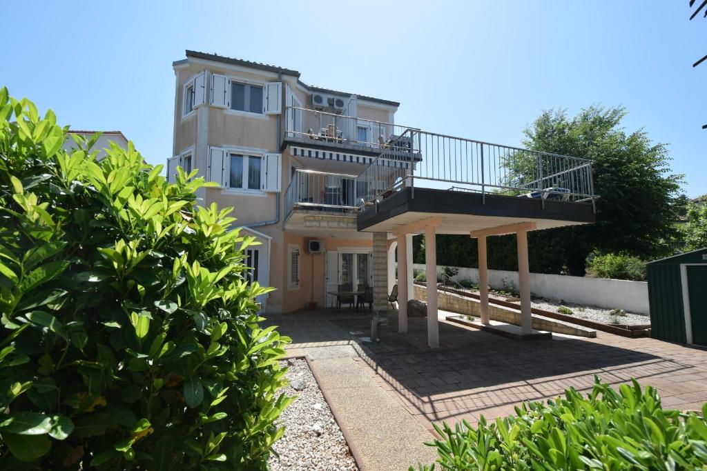 Casa grande con balcón y edificio en Apartments Frane, en Vantačići