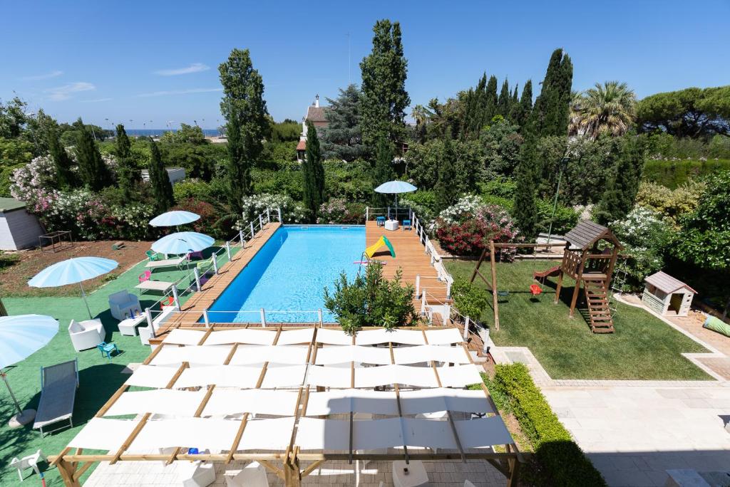 an aerial view of a swimming pool with umbrellas at Casa Torre di Specchio 2 con Piscina in Bari