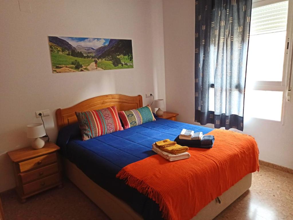 - une chambre avec un lit et une couette bleue dans l'établissement Apartamento Montanejos, à Montanejos