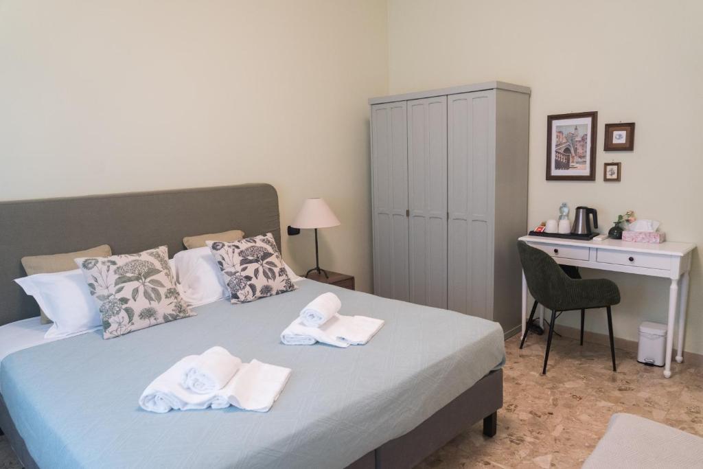 維洛納的住宿－Arena Rooms，一间卧室配有带毛巾的床