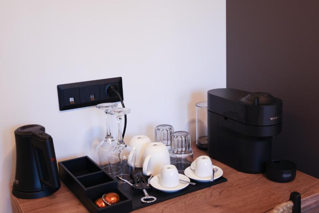 Příslušenství pro přípravu čaje a kávy v ubytování Uphill Unique Boutique Suites