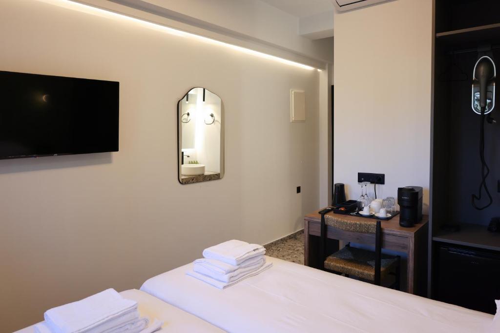 Postel nebo postele na pokoji v ubytování Uphill Unique Boutique Suites