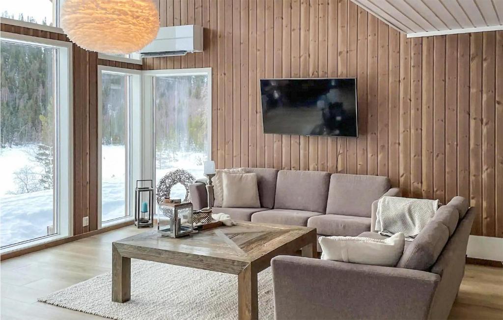 uma sala de estar com um sofá e uma mesa em 4 Bedroom Gorgeous Home In Hnefoss em Hønefoss