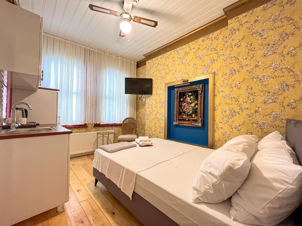 Mimoza Guesthouse في إسطنبول: غرفة نوم بسرير كبير ومطبخ