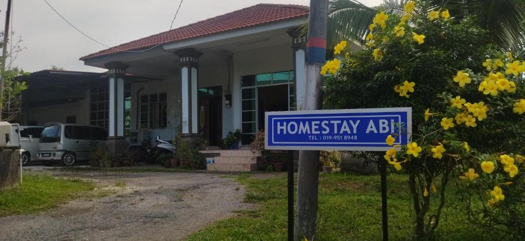 ein Haus mit einem Schild vor einem Haus in der Unterkunft Homestay Abi in Kota Bharu