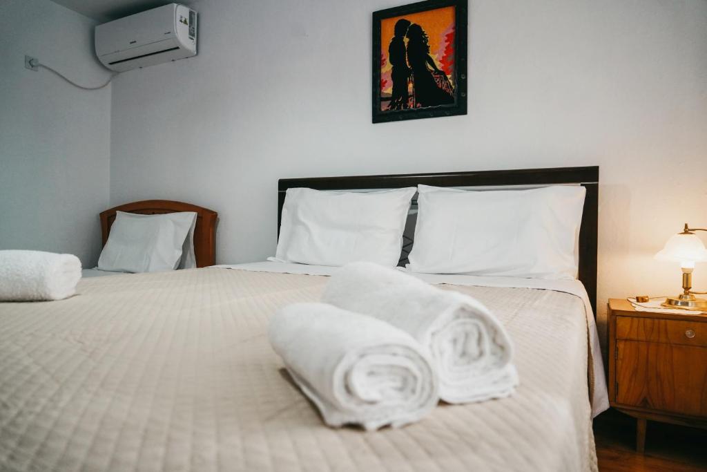 Postel nebo postele na pokoji v ubytování Guest House Edmond