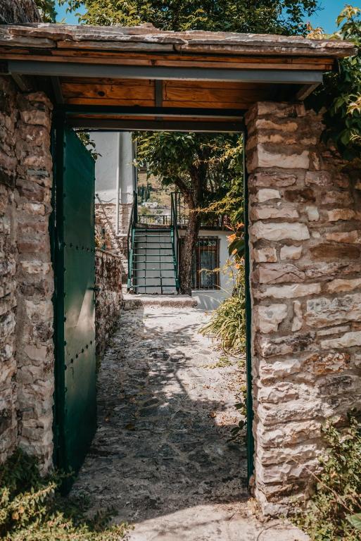Fotografie z fotogalerie ubytování Guest House Edmond v destinaci Gjirokastër