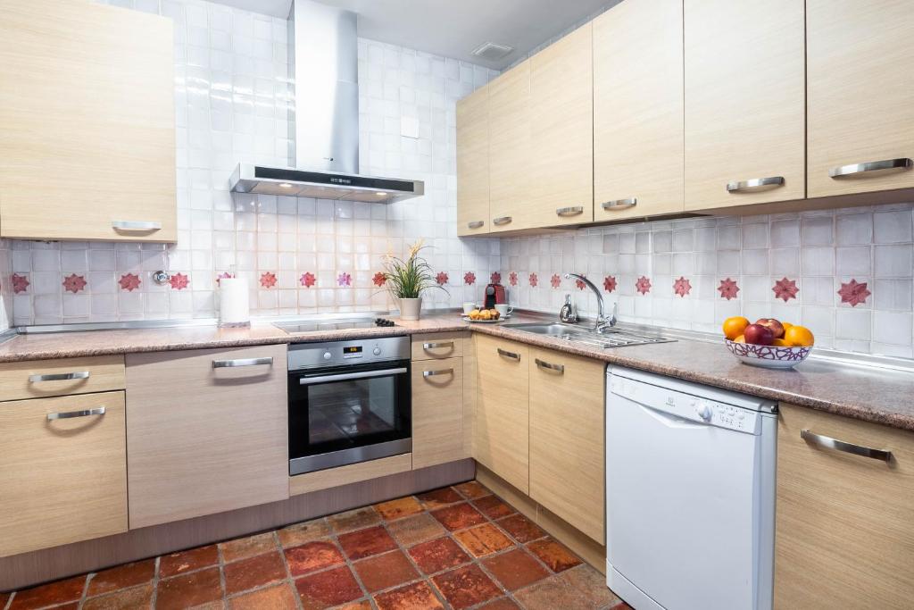 A kitchen or kitchenette at Haro Apartments