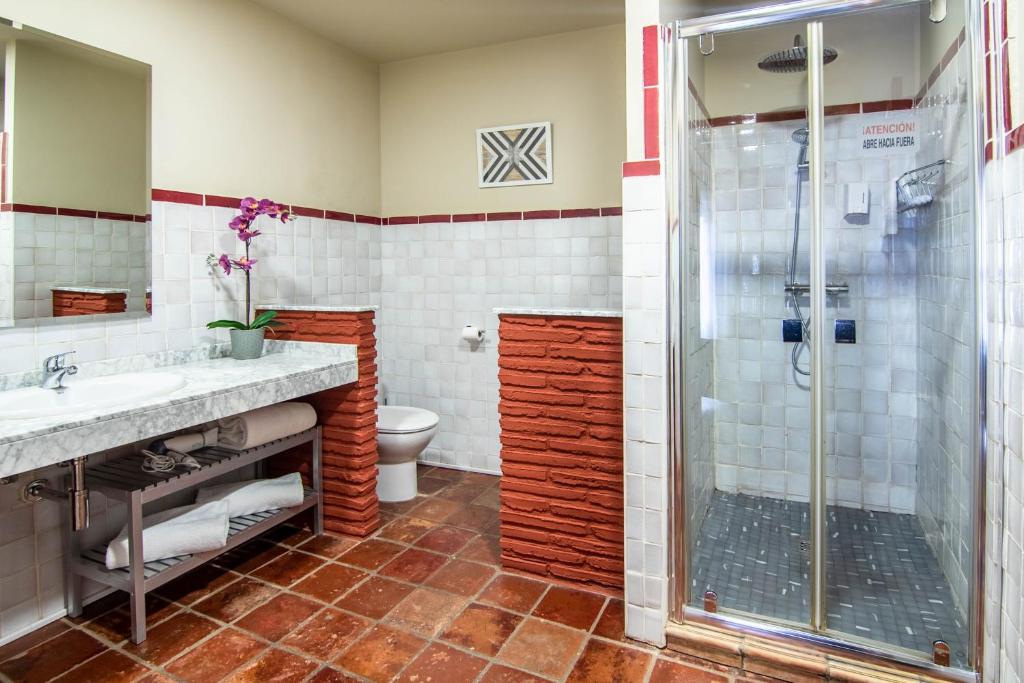 A bathroom at Haro Apartments