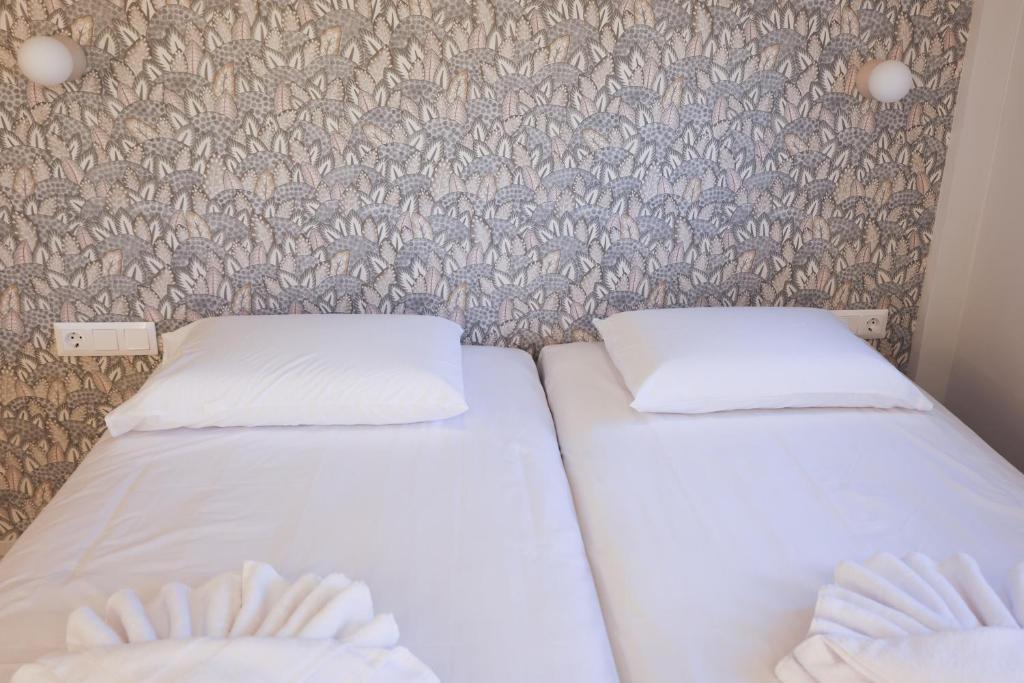 Postel nebo postele na pokoji v ubytování Uphill Unique Boutique Suites