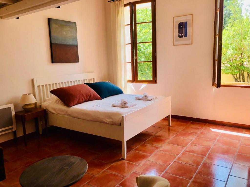 una camera con un letto e un tavolo di B&B Villa Roumanille ad Aix en Provence