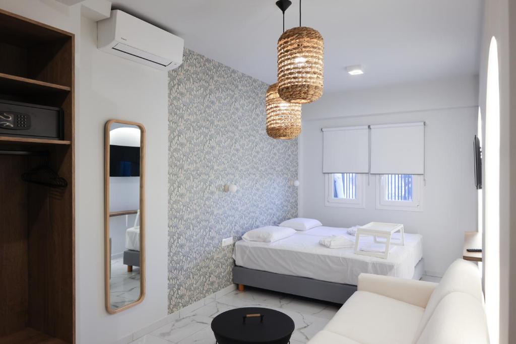 Postel nebo postele na pokoji v ubytování Uphill Unique Boutique Suites