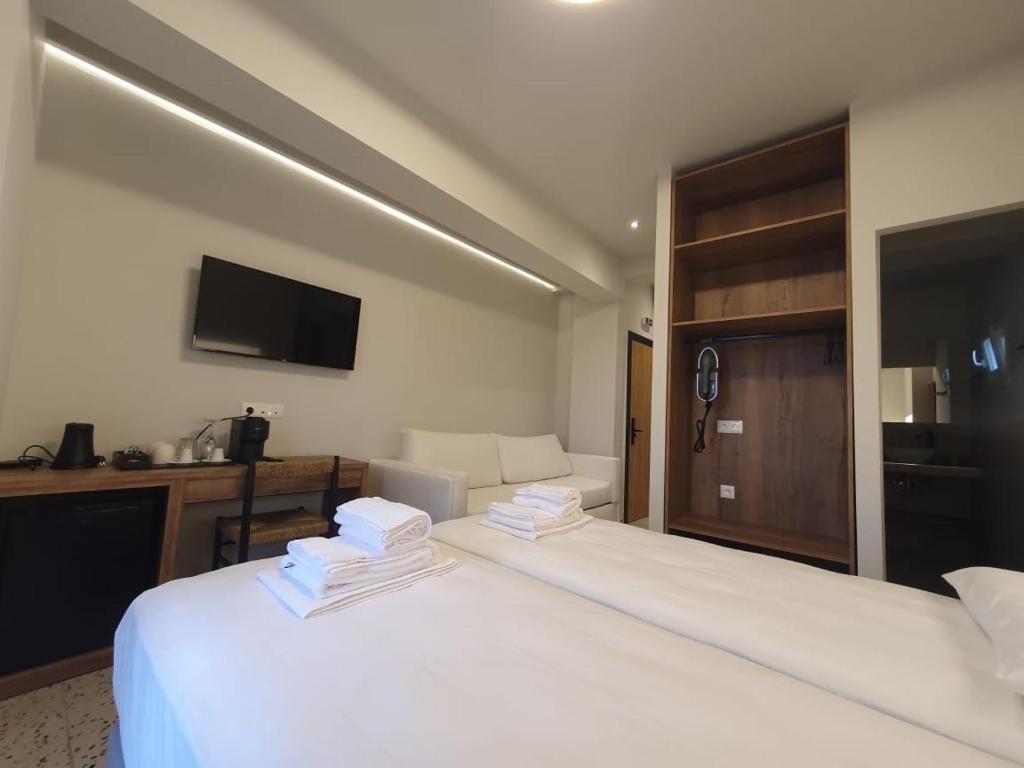 Postel nebo postele na pokoji v ubytování Uphill Unique Boutique Suites