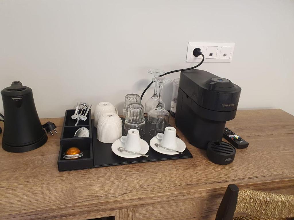 Příslušenství pro přípravu čaje a kávy v ubytování Uphill Unique Boutique Suites
