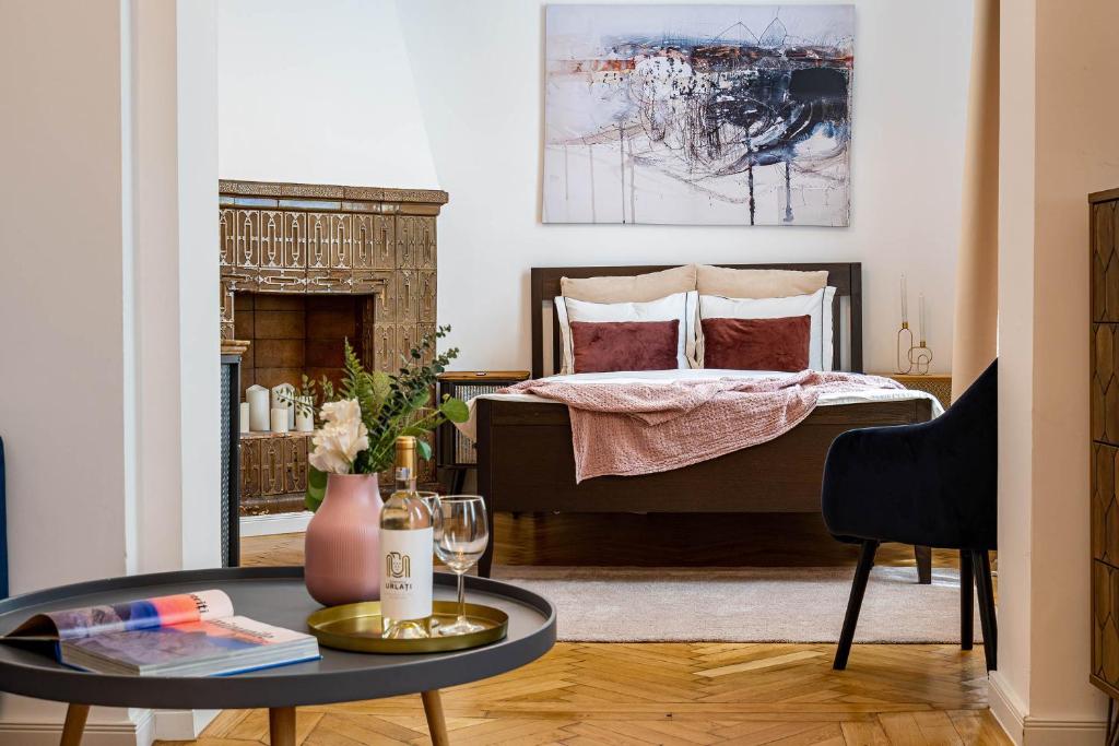 een slaapkamer met een bed en een salontafel bij The- POINT- 3BR Bright Cloud in Boekarest