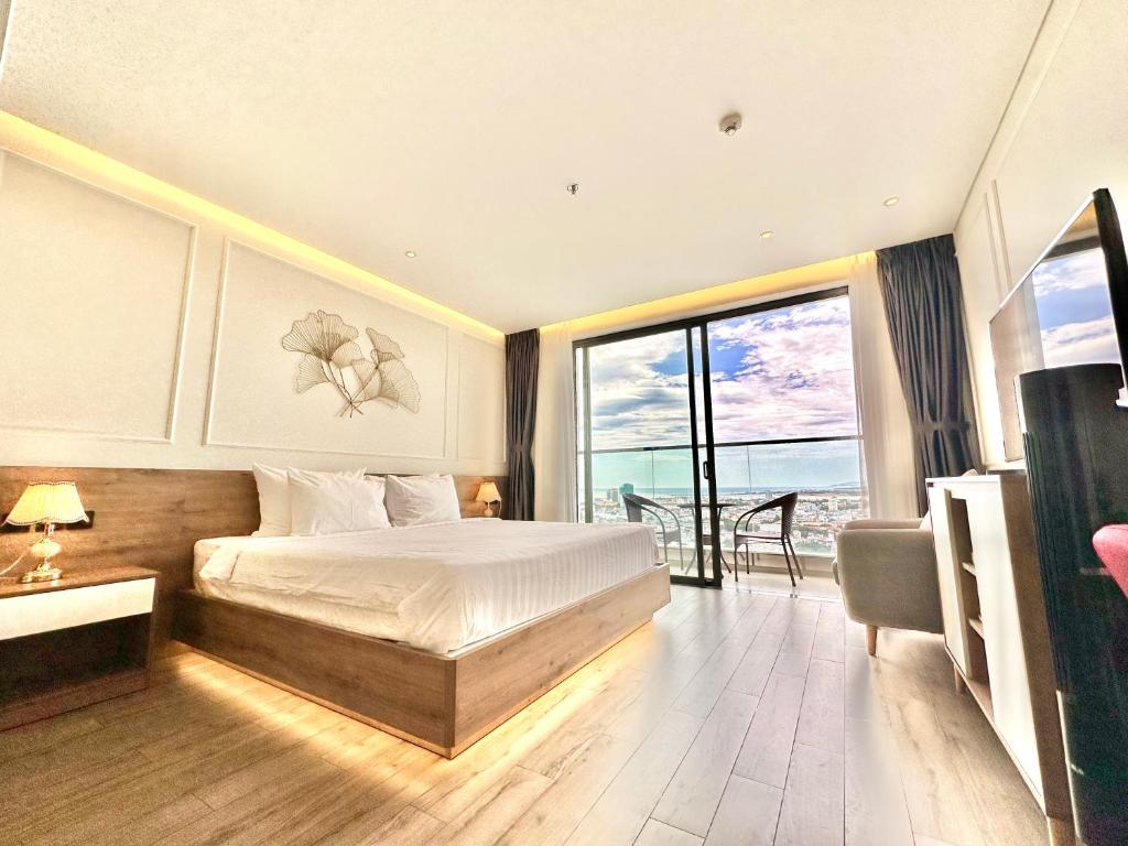 White House Condotel Phú Yên في توي هوا: غرفة نوم مع سرير وإطلالة على المحيط
