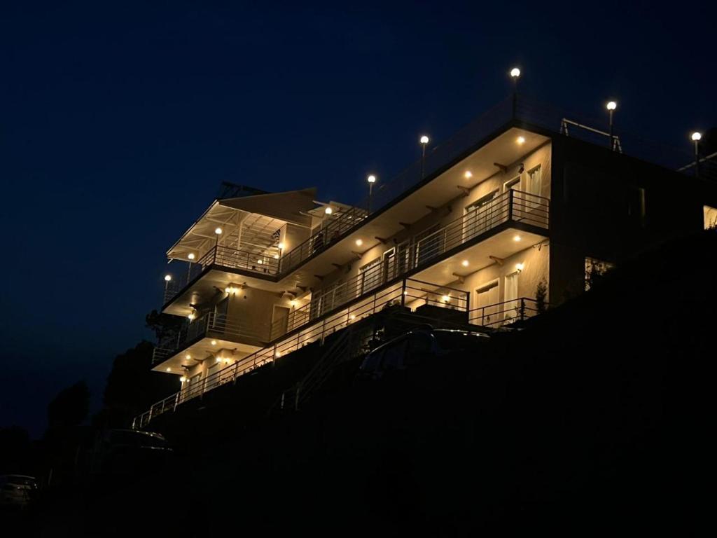 un bâtiment avec des lumières au-dessus de celui-ci la nuit dans l'établissement Onehouse Resort Lansdowne, à Lansdowne