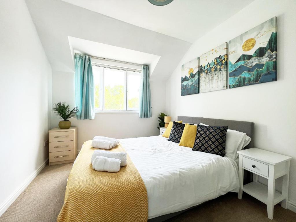 a bedroom with a bed and a window at Gracenote Properties Hemel Hempstead - serviced apartment with FREE parking in Hemel Hempstead