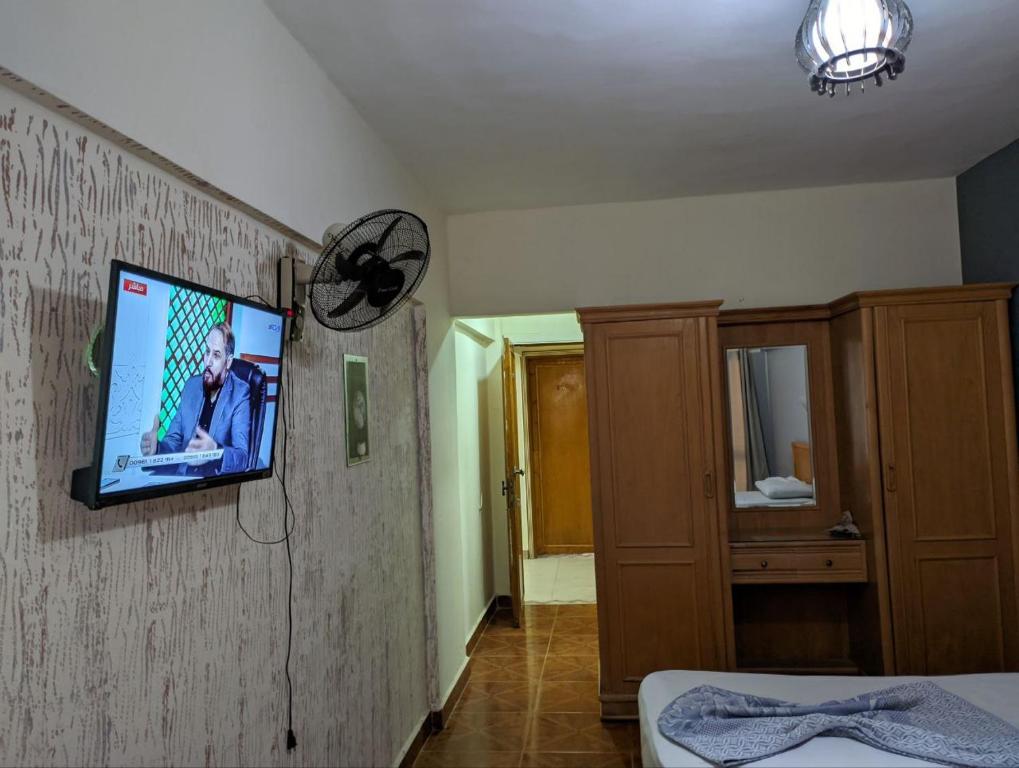 TV a/nebo společenská místnost v ubytování Royal Crown Hotel Marsa Matruh عائلات فقط