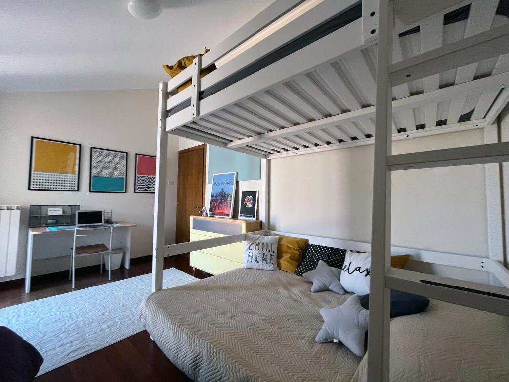 een slaapkamer met een stapelbed en een bureau bij Nido Appartamento in Cavallino-Treporti