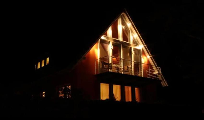 - Edificio iluminado con balcón por la noche en Mueritzblick47 en Marienfelde