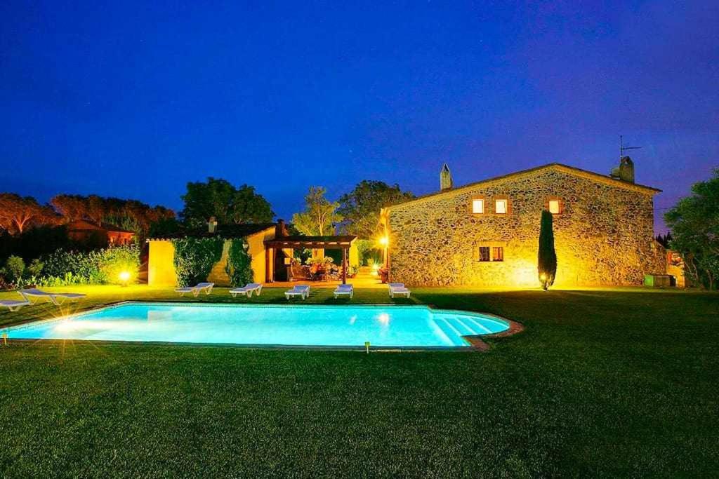 un gran patio con piscina frente a una casa en Mas dels Avis Tipica Masia Catalana, en Vall-Llobrega