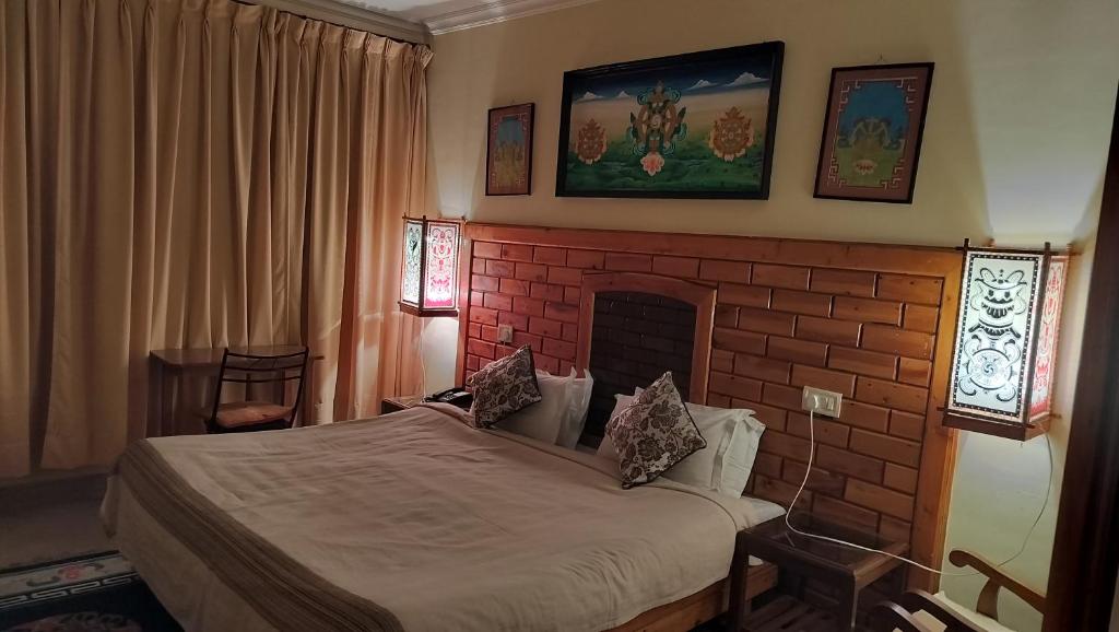 Postel nebo postele na pokoji v ubytování Auspiscious Him View Hotel