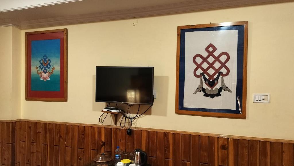 TV a/nebo společenská místnost v ubytování Auspiscious Him View Hotel