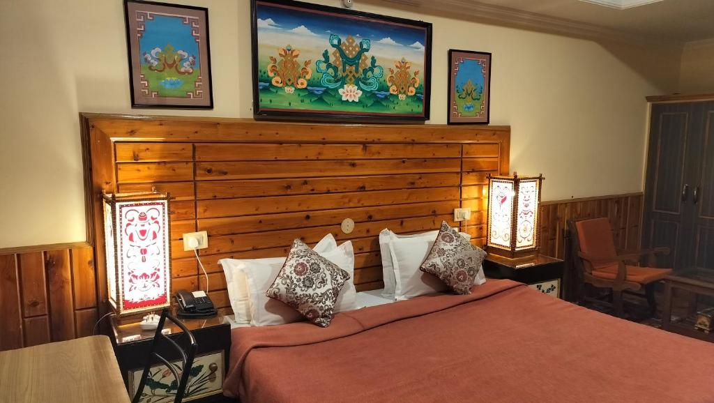 Postel nebo postele na pokoji v ubytování Auspiscious Him View Hotel