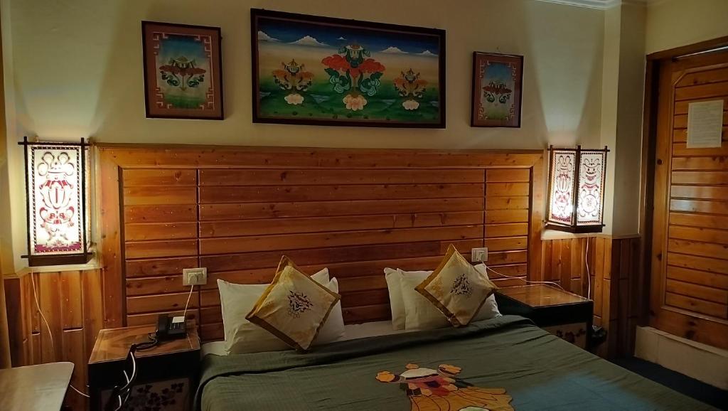 Postel nebo postele na pokoji v ubytování Auspiscious Him View Hotel