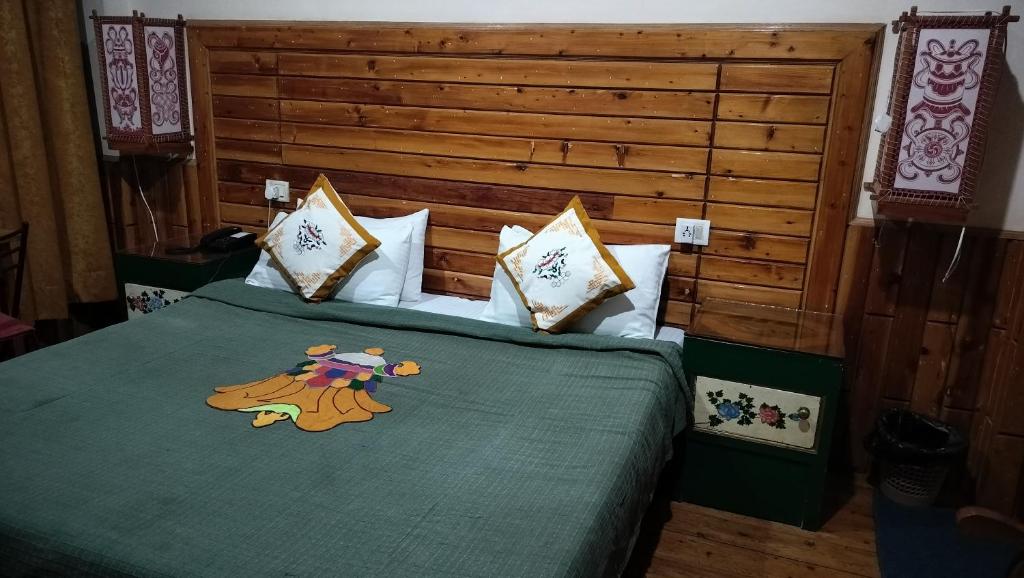 Postel nebo postele na pokoji v ubytování Auspiscious Him View Hotel