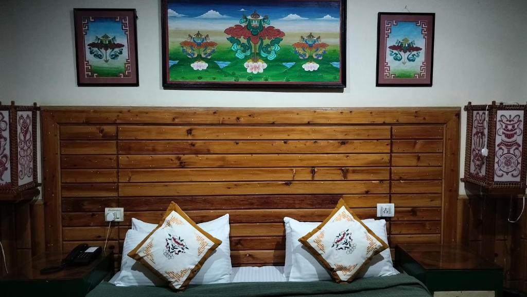 Postel nebo postele na pokoji v ubytování Auspiscious Him View Hotel