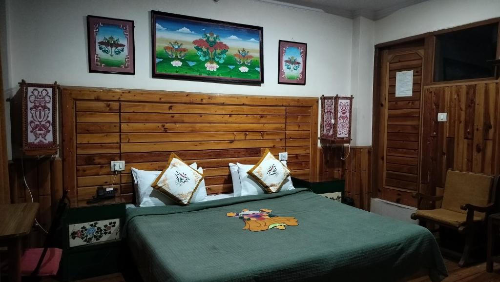 Postel nebo postele na pokoji v ubytování Auspiscious Him View Hotel