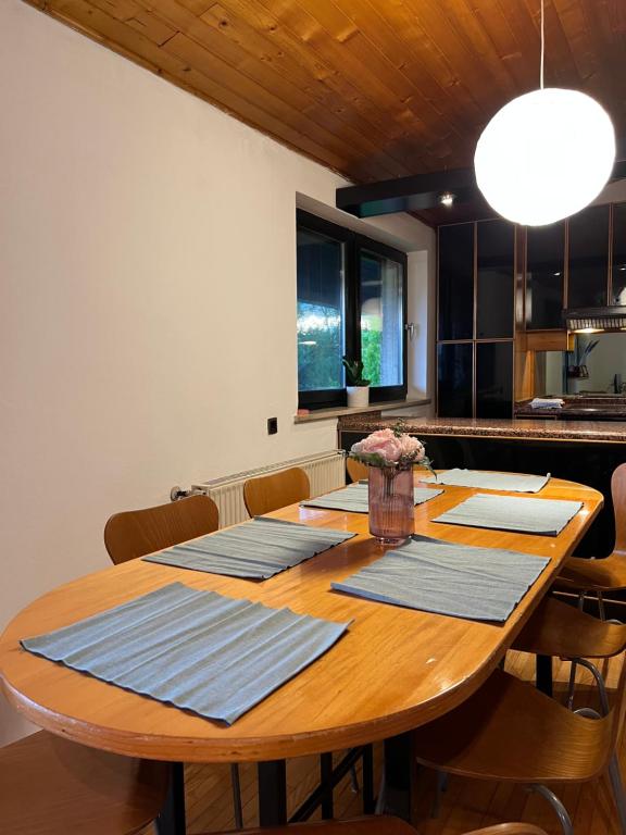 drewniany stół z krzesłami i jadalnia w obiekcie Apartment in Ljubljana w Lublanie