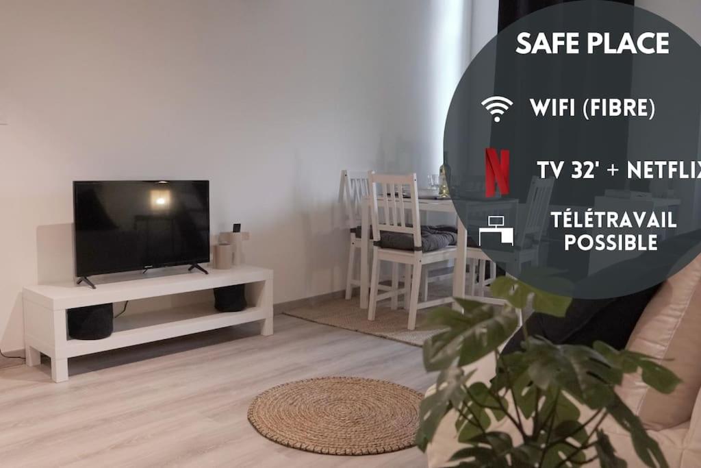 uma sala de estar com uma televisão de ecrã plano num suporte em SaafePlace-4pers-Wifi-KeyBox-24sur7 em Étampes
