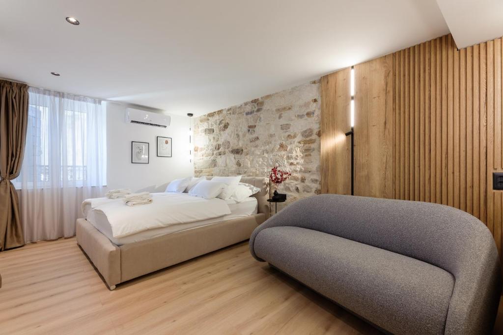 una camera con un grande letto e un divano di Harmony - Luxury room a Spalato (Split)