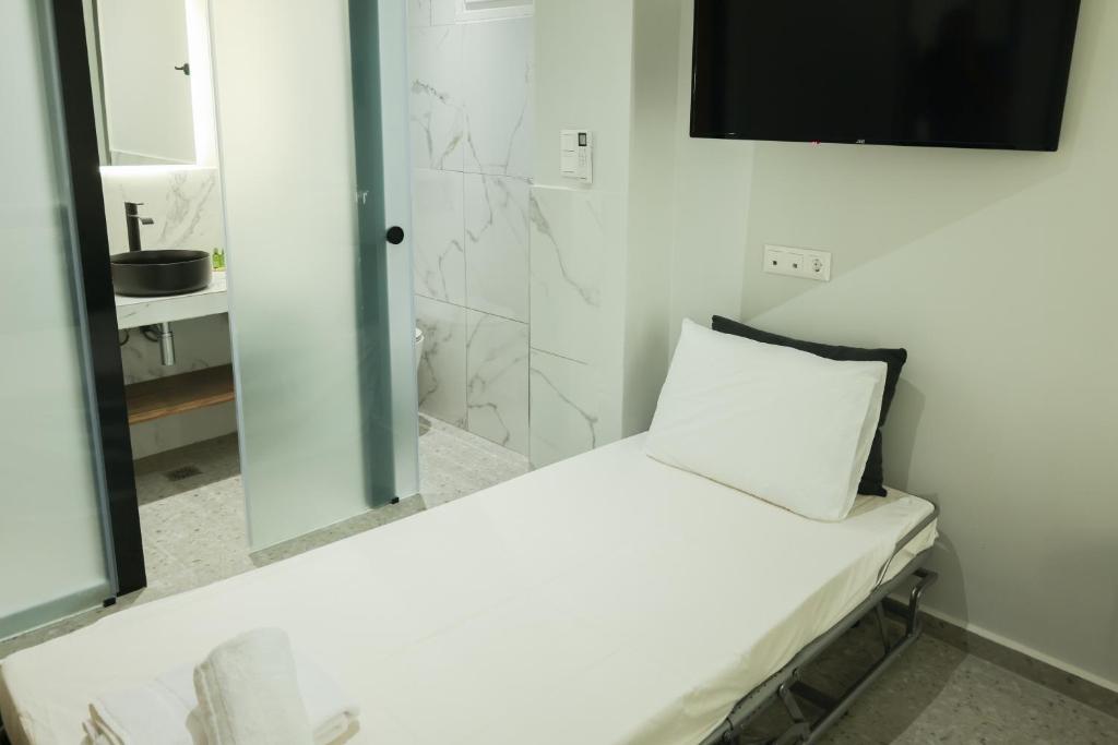 Postel nebo postele na pokoji v ubytování Uphill Unique Boutique Suites