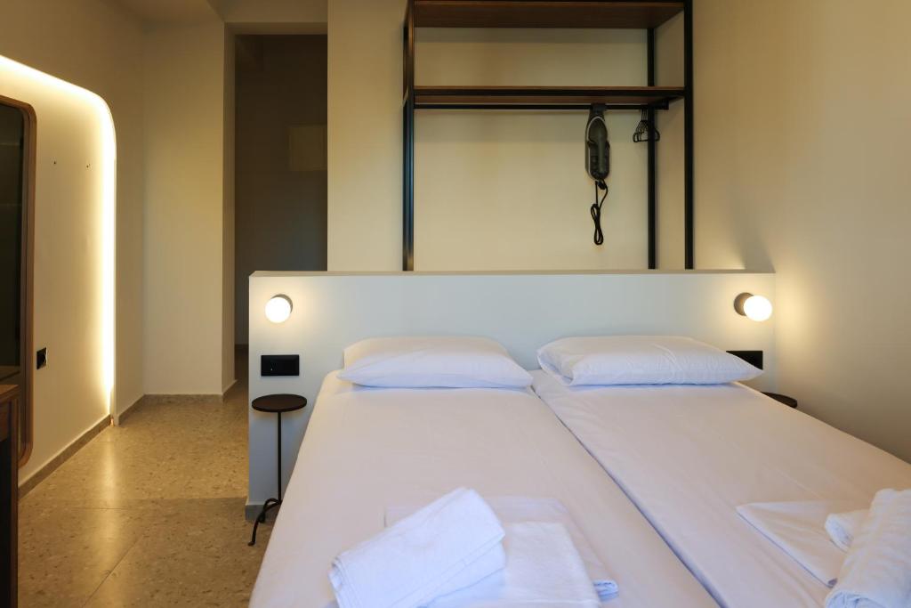 Postel nebo postele na pokoji v ubytování Uphill Unique Boutique Suites