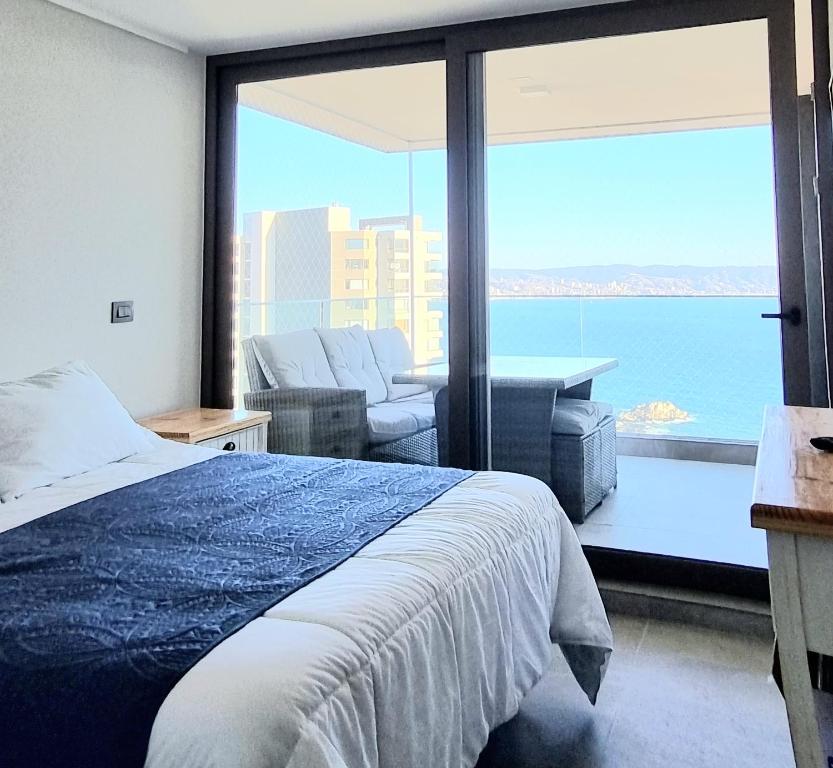 Кровать или кровати в номере DEPARTAMENTO CON VISTA DESPEJADA AL MAR