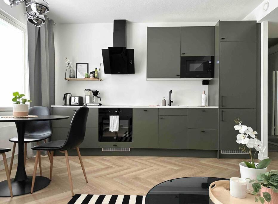Kuchyň nebo kuchyňský kout v ubytování Modern apartment with great location, free parking and Netflix